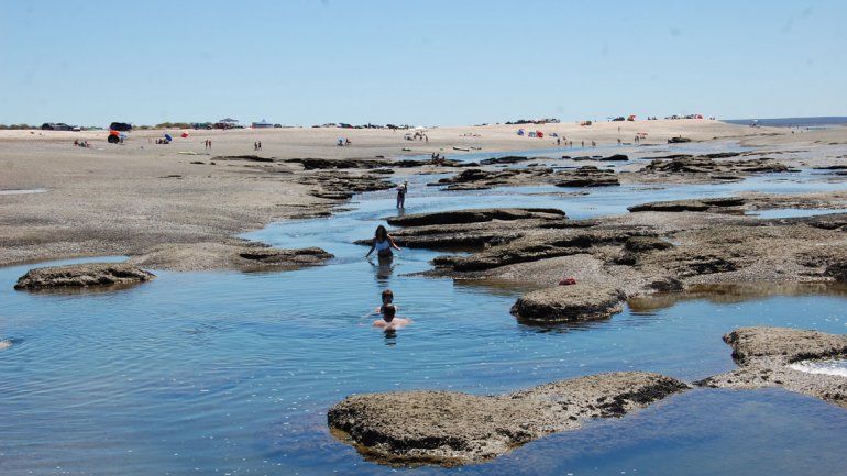 El mar inunda una zona rocosa y crea huecos en la playa de SAE.