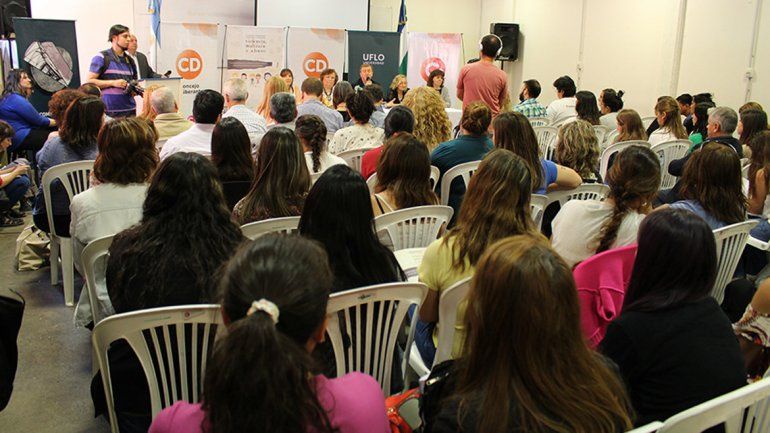 El encuentro se realiza en la sede local de la Universidad de Flores.