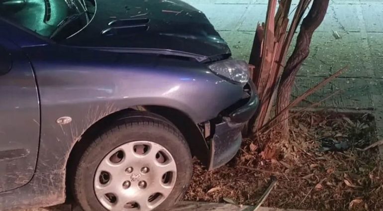 En Luis Beltrán también el conductor de un auto chocó contra un árbol. 