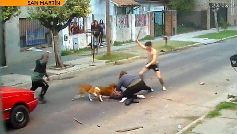 Video: una mujer fue atacada ferozmente por tres perros