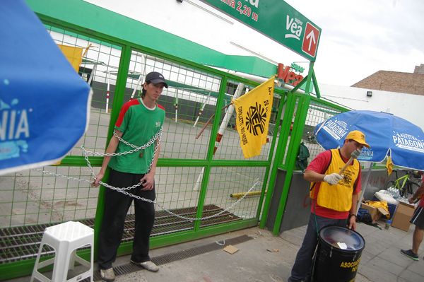 Empleados se encadenaron al supermercado Vea