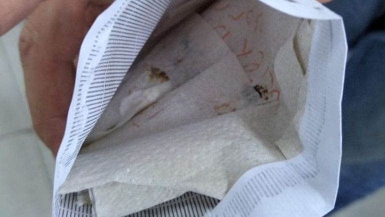 Al cierre de los comicios, abrieron un sobre y se encontraron con materia fecal