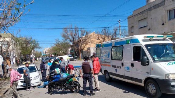 Motociclista atropelló a un peatón y chocó contra un taxi