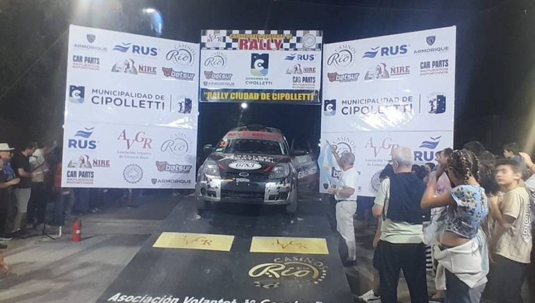 Una imagen de la largada simbólica del Rally Ciudad de Cipolletti 2026. Mucha gente asistió al evento en el centro cipoleño.