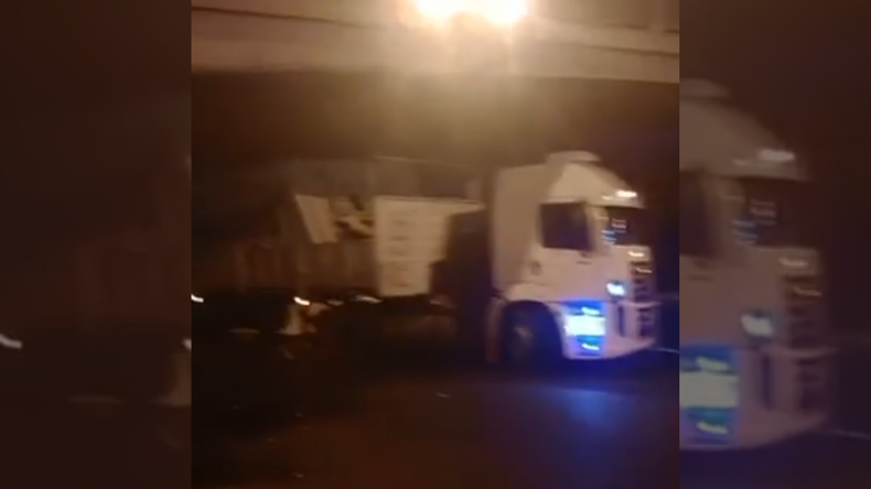 Un camión con acoplado sufrió un accidente en la General Paz y quedó trabado abajo de un puente.