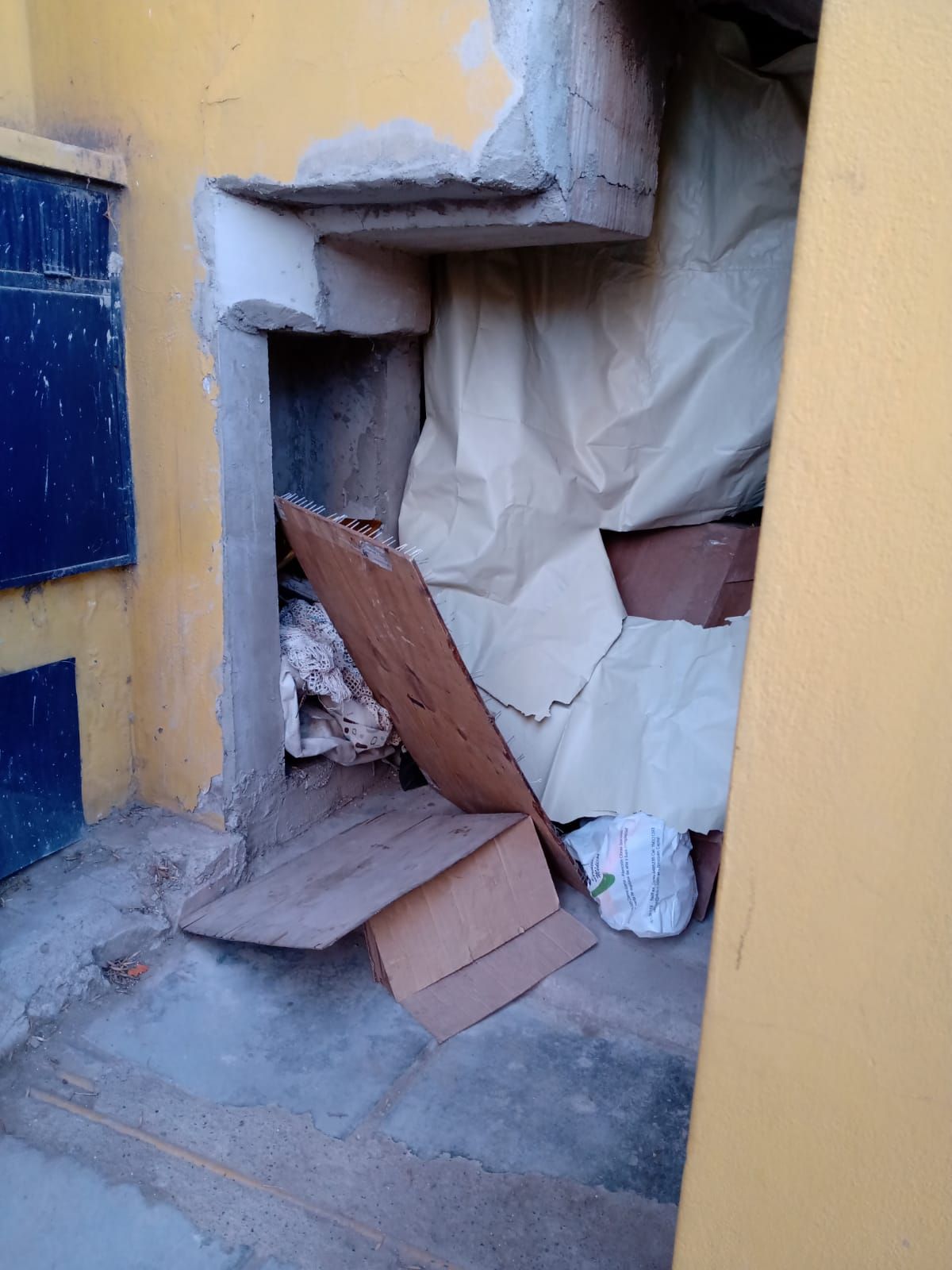 Un hombre no tenía dónde vivir y eligió un rincón, un recoveco en las paredes de un edificio de las 432 Viviendas para pasar estos días y estas noches en que una ola polar se hace sentir con gran intensidad.