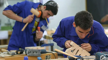 El proyecto propone la creación de un cupo obligatorio para jóvenes que buscan acceder a su primer empleo. El proyecto propone la creación de un cupo obligatorio para jóvenes que buscan acceder a su primer empleo.