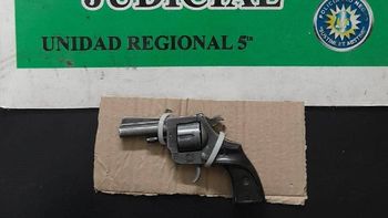 El arma que llevó un alumno al CET 9. Se le cayó de la mochila. 