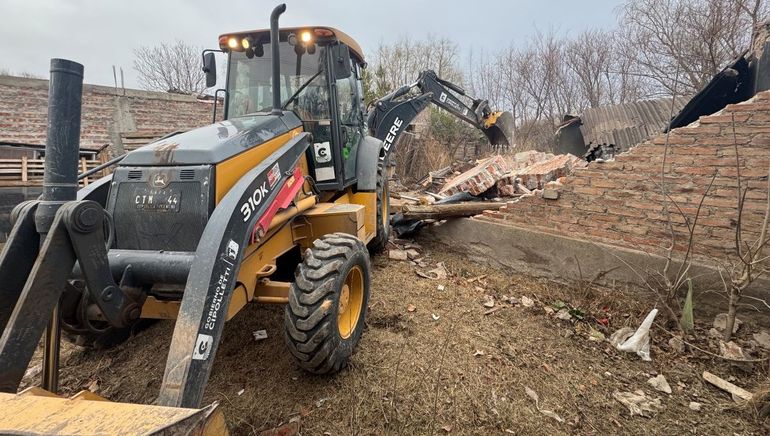 La Muni derrumbó una vivienda abandonada ante el riesgo que se convierta en aguantadero