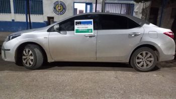 El Toyota Corolla fue recuperado por la Policía minutos después de que se lo robaran a su propietaria en Moreno y San Luis. 