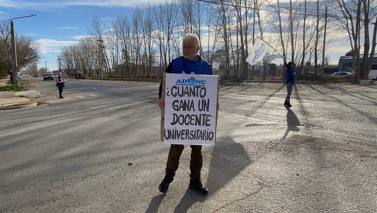 Los docentes universitarios están reclamando una recomposición salarial al Gobierno Nacional.