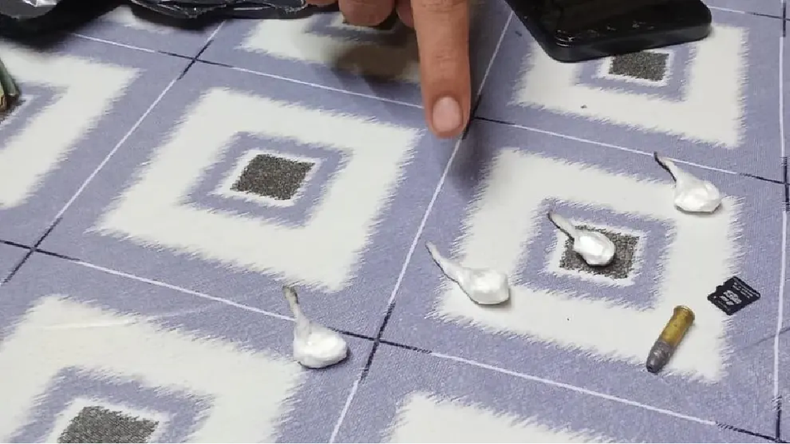 En el allanamiento se encontraron 20 envoltorios con cocaína, marihuana fraccionada, balanzas digitales y teléfonos celulares.