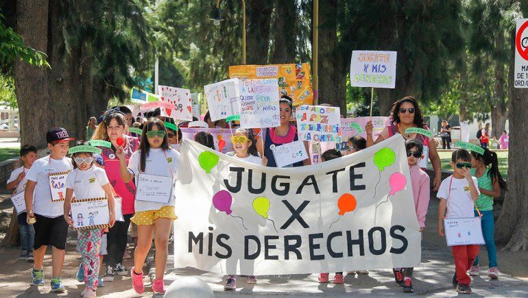 Los chicos marcharon con alegría para hacer valer sus derechos