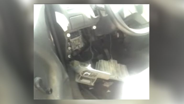 Sufrieron un accidente, les retuvieron la camioneta y se las devolvieron desmantelada