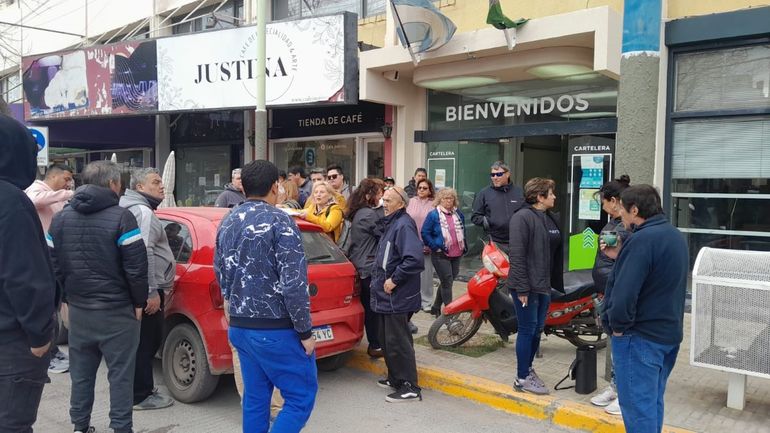 Taxistas de Cipolletti se movilizaron al municipio. Protestan contra Uber y piden más controles.&nbsp;