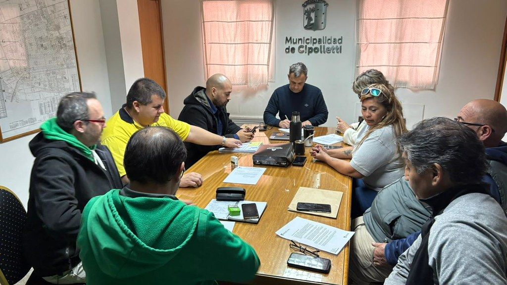 La reunión fue encabezada por el secretario de Gobierno Julio Dijkstra junto a los representantes de los gremios UPCN, ATE, SOYEM y SITRAMUCI.