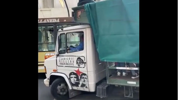 viral: acarrearon manifestantes en un camion jaula