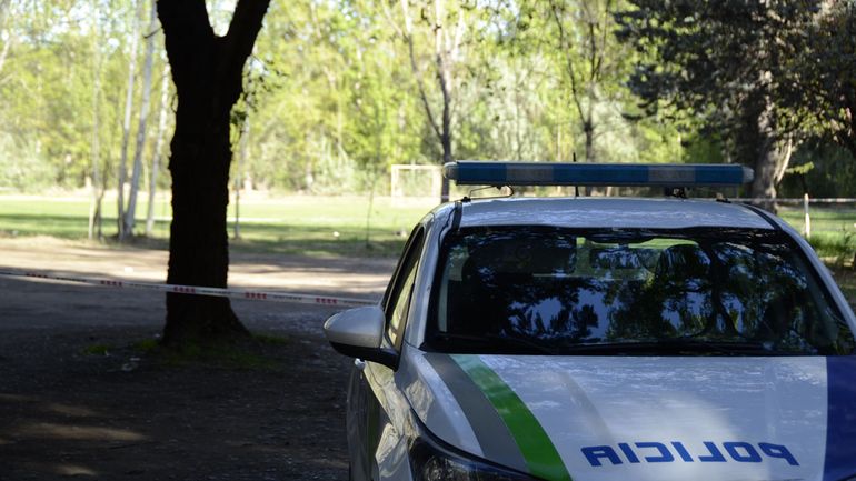 La Policía custodia el predio en el que murió un nene que jugaba en el Club Pillmatun. La Policía custodia el predio en el que murió un nene que jugaba en el Club Pillmatun.