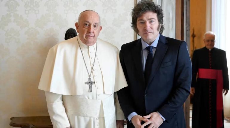 El Papa Francisco y el presidente Javier Milei durante una reunión en el Vaticano. Foto: EFE.