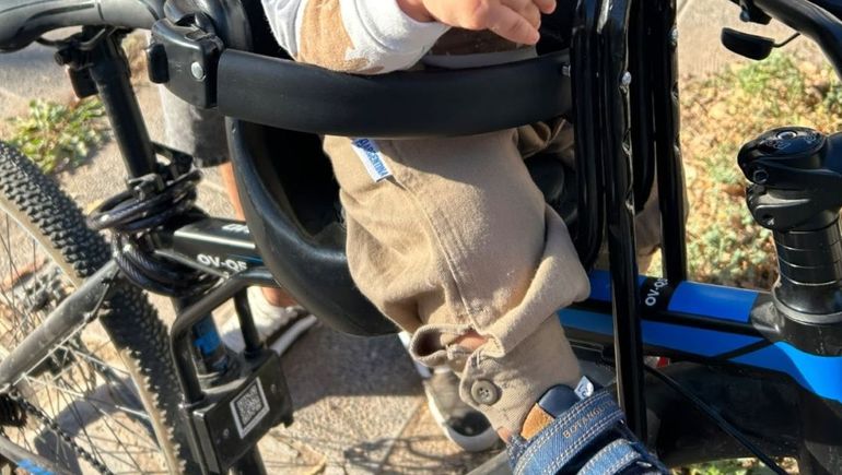 Un ladrón le robó la bici de su casa en Cipolletti y quedó filmado: No tenés idea con quien te metiste