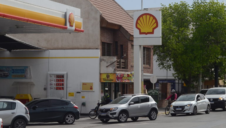 Largas filas en la capital para abastecerse de combustible.