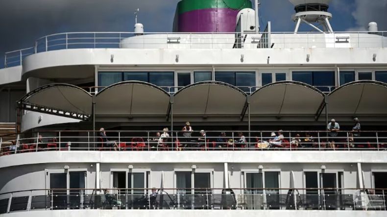 El crucero Ambassador Cruise Line se encuentra atracado en la ciudad francesa de Burdeos. | LMCipolletti.com El crucero Ambassador Cruise Line se encuentra atracado en la ciudad francesa de Burdeos.