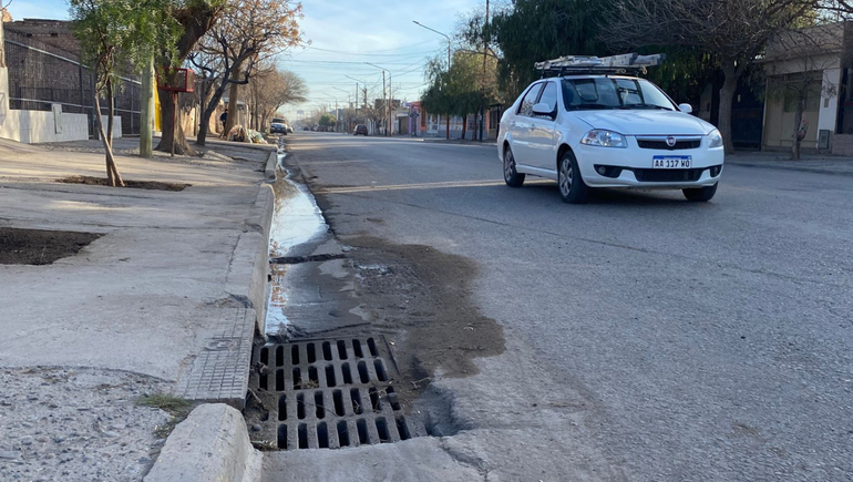 La esquina de Bolivia y Manuel Estrada es un punto de desagote de las cloacas que rebalsan y corren por las principales calles.