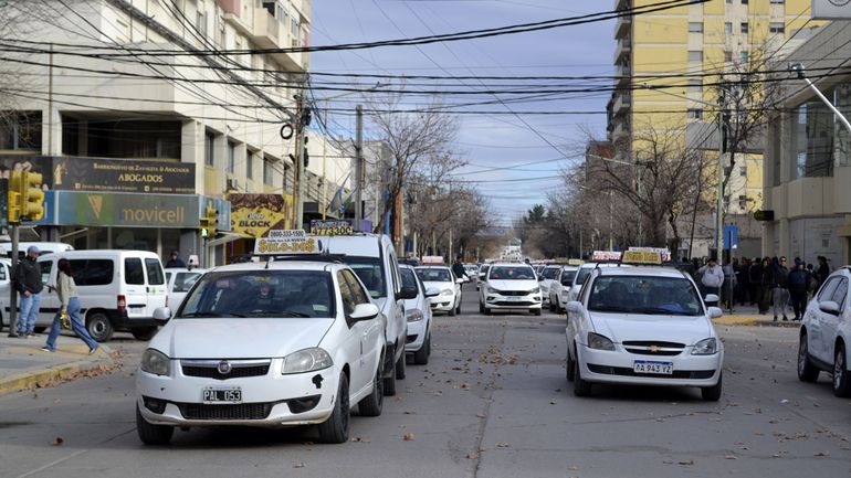 El proyecto contempla la posibilidad de sumar a los taxistas en las aplicaciones como Uber.