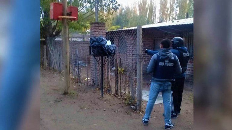 Un grupo de hombres armados atacó la casa de una sospechosa del golpe de viudas negras