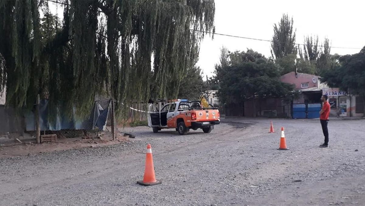 Una rama provocó que el tendido eléctrico cayera en un cerco