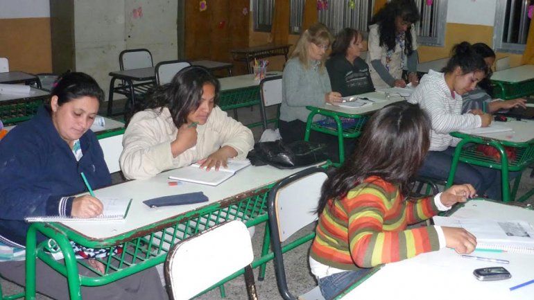 En los últimos dos años aumentó la cantidad de alumnos del plan Fines que terminan sus estudios.