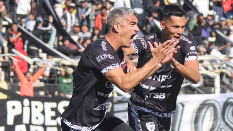 Manolo Berra grita uno de sus últimos goles contra Germinal en el torneo Federal A. Fotos: Anahí Cárdena&nbsp;