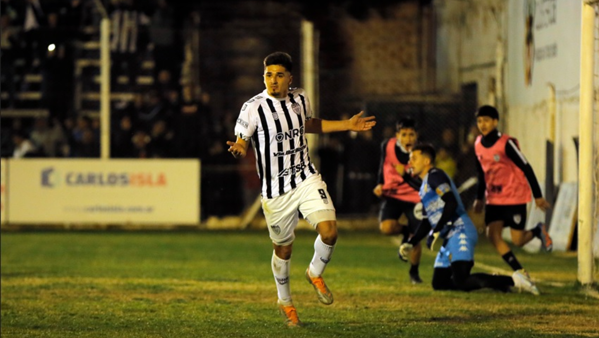 Favio Cabral metió 13 goles en Cipolletti y se fue a la Primera Nacional. Foto: archivo.
