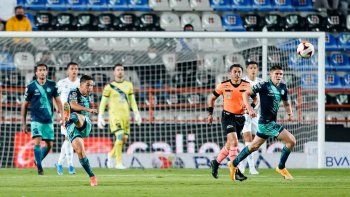 Salvador Reyes le pegó desde lejos con el arco vacío porque Ustari fue a cabecear. Golazo.