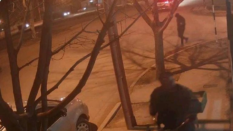 Una cámara de seguridad captó a un encapuchado negro caminando por las cercanías del complejo donde atacaron a Agustina. Para la parte acusadora, es Parra. Una cámara de seguridad captó a un encapuchado negro caminando por las cercanías del complejo donde atacaron a Agustina. Para la parte acusadora, es Parra.