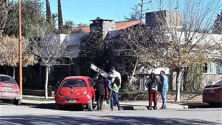 Brutal accidente entre una camioneta y un auto en el barrio Rosauer