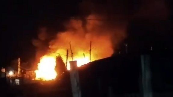 Un voraz incendio consumió una vivienda en la toma La Alameda
