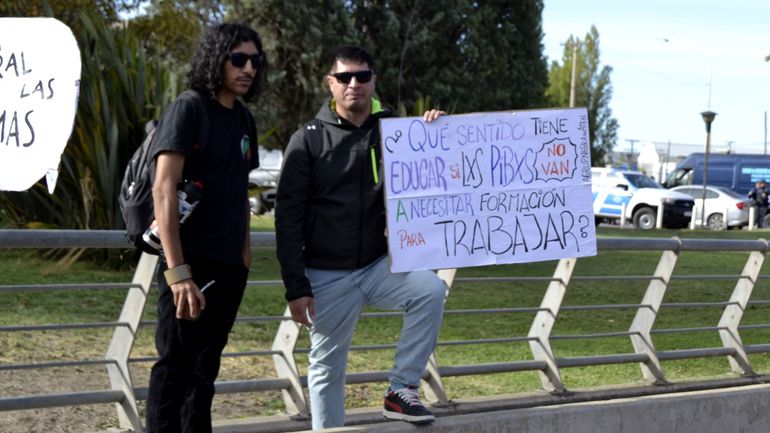 Las organizaciones políticas y sindicales rechazan por completo la reforma laboral.