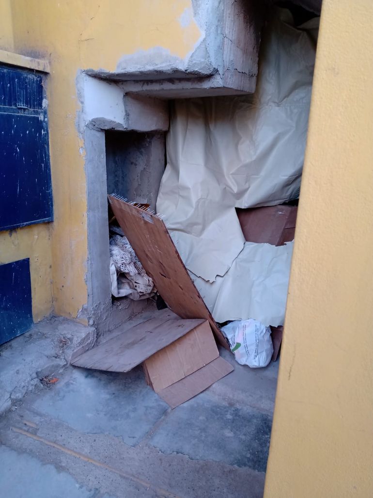 Un hombre no tenía dónde vivir y eligió un rincón