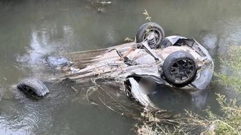 hallaron un auto sumergido en un desagüe y una persona muerta en el interior