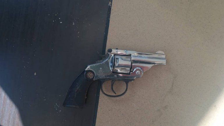 Se le cayó el revólver en la confitería de una estación de servicio