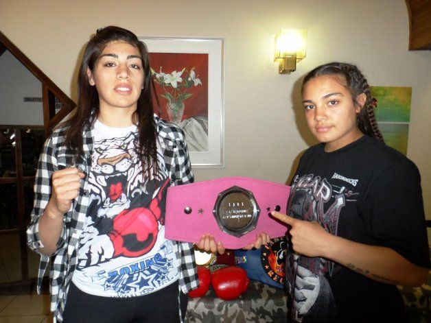 La pelea de fondo será entre Abril La Tina  Vidal  del Gimnasio Peniel y Joana Alanis de Mar del Plata del Gimnasio Talcahuano Boxing Club.