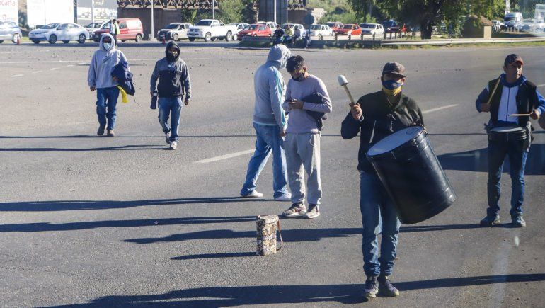 Caos vehicular por un corte de la Uocra en el puente carretero