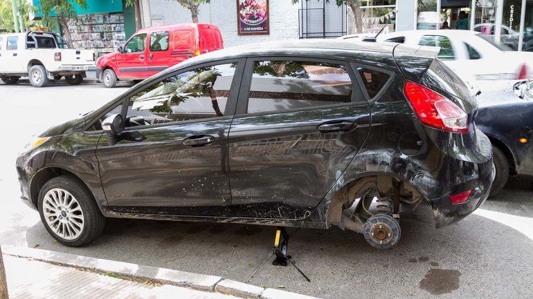Ladrones se robaron dos ruedas de un auto estacionado en pleno centro