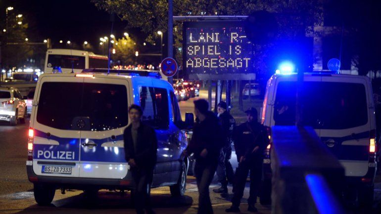 Medios europeos afirman que hay una ambulancia repleta de explosivos fuera del estadio.