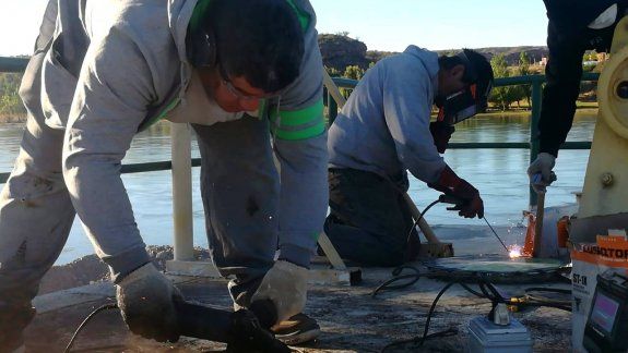 Enseñan oficios a jóvenes que buscan trabajo