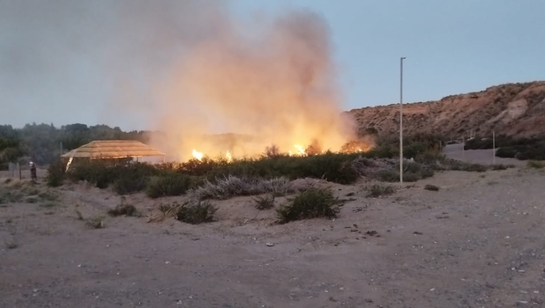 El incendio de pastizales consumió una hectárea en cercanías de Cueva de León.