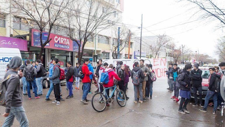 Los estudiantes se movilizaron por las calles locales.