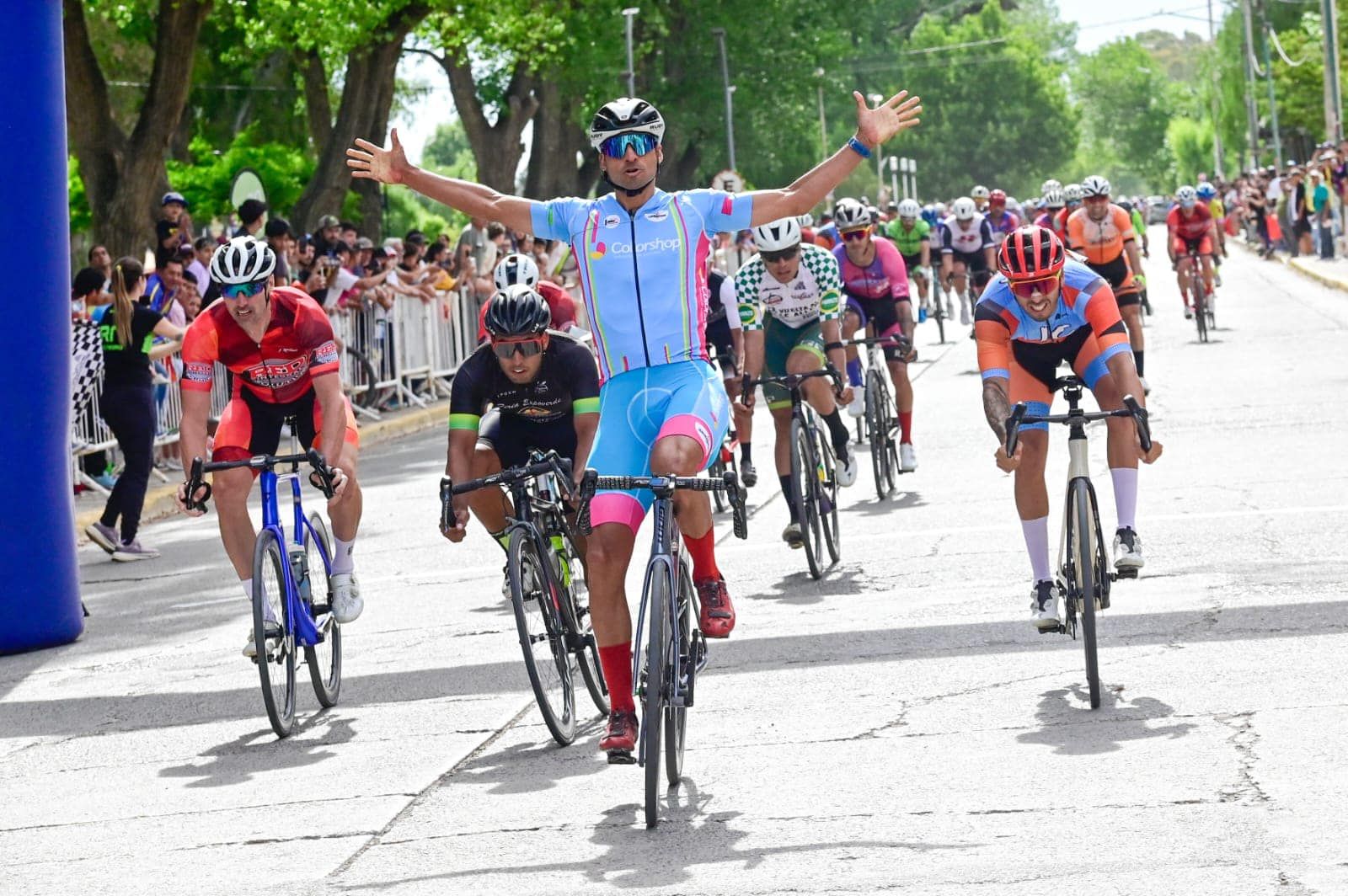 Vuelta al Valle: El neuquino Quilci ganó la etapa de Allen y manda en la general