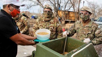 un gran locro lleno de felicidad a un centenar de familias